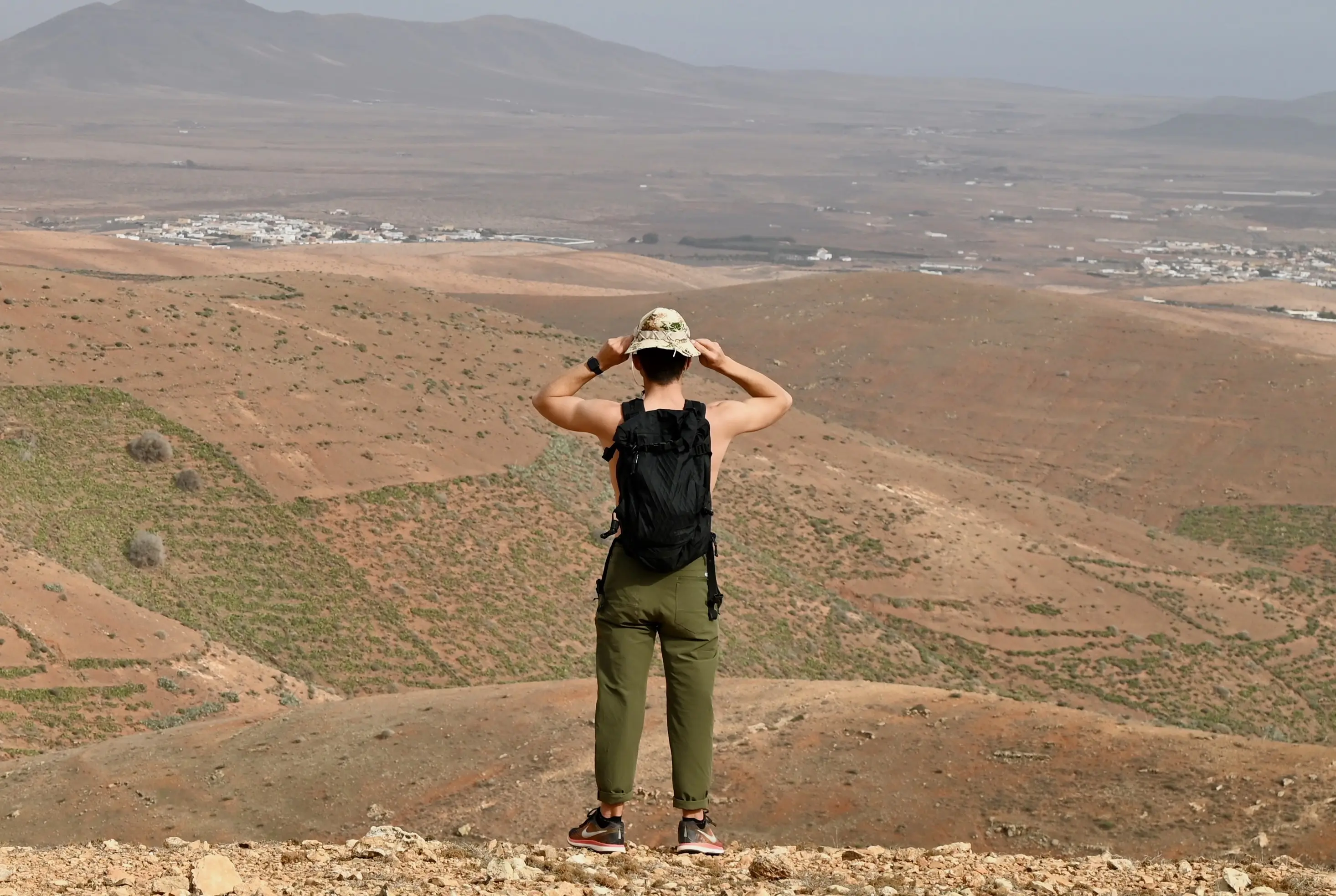 Day-mode during a light hike. Comfortable enough to carry
shirt-less.